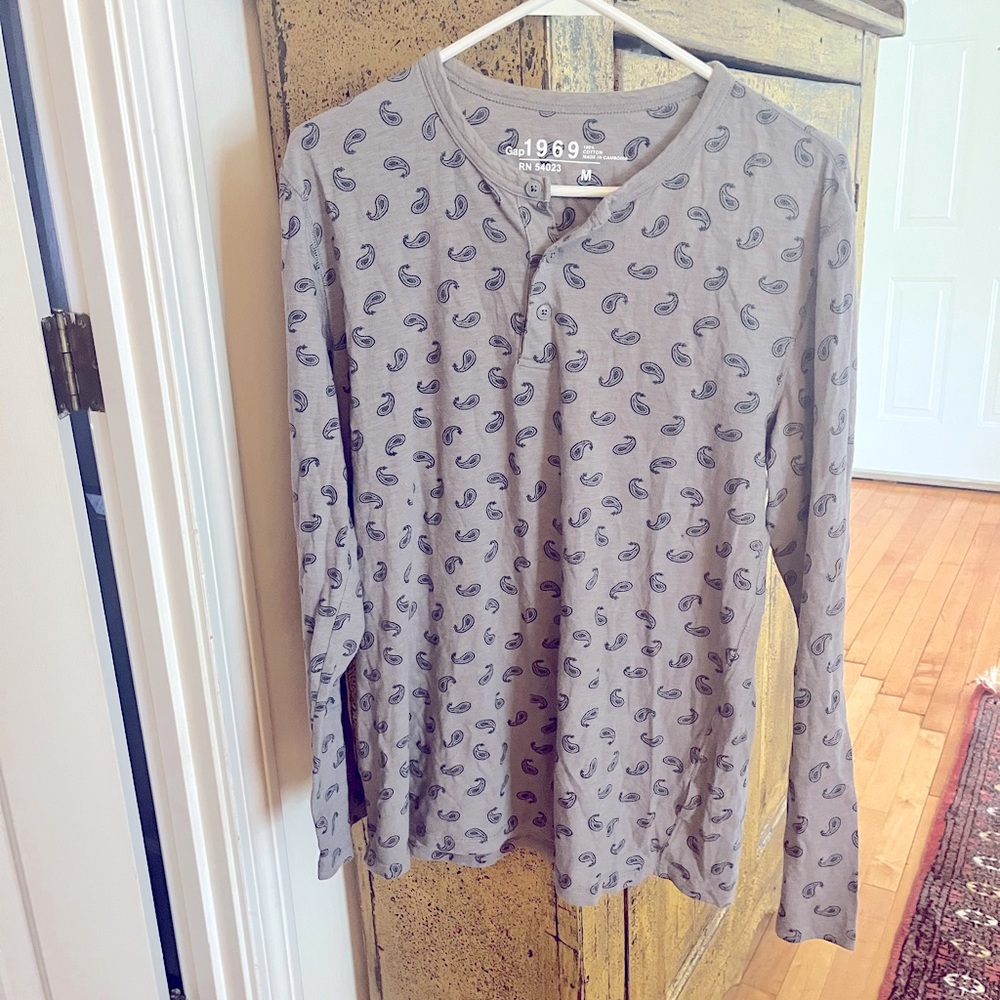 Gap paisley Henley t-shirt size M